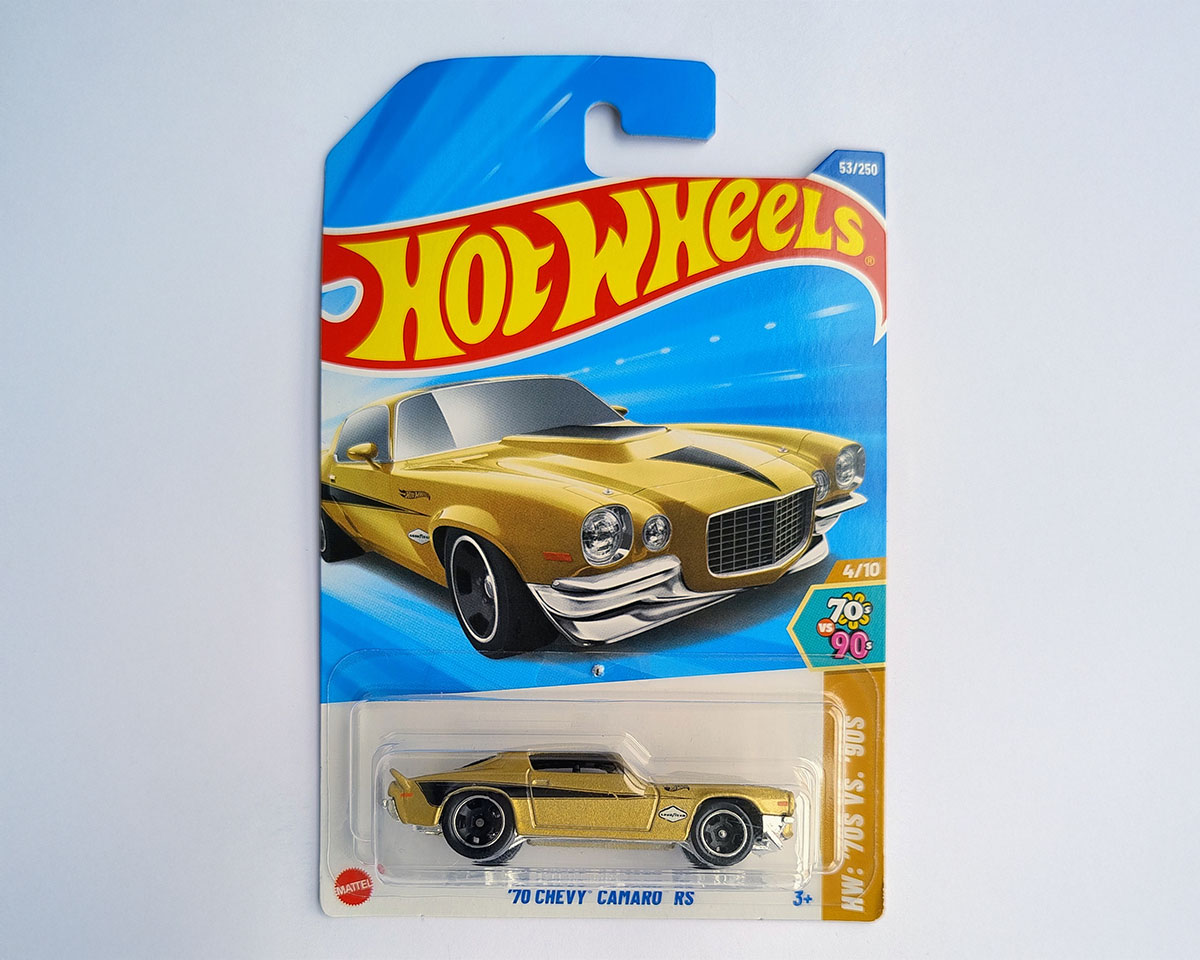 Hot Wheels '70 Chevy Camaro RS 2025 de la serie HW: '70s vs. '90s, vehículo casting clásico americano de alto rendimiento.