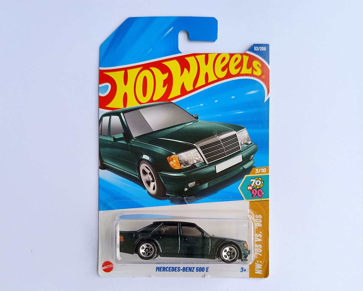 Hot Wheels Mercedes-Benz 500 E 2025 casting de la mainline, vehículo clásico de alto rendimiento de la serie HW: ´70s vs. ´90s.