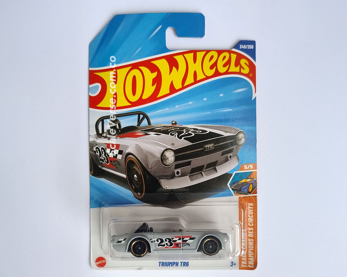 Hot Wheels Triumph TR6 2025 de la serie HW Track Champs, vehículo casting deportivo gris y Treasure Hunt.