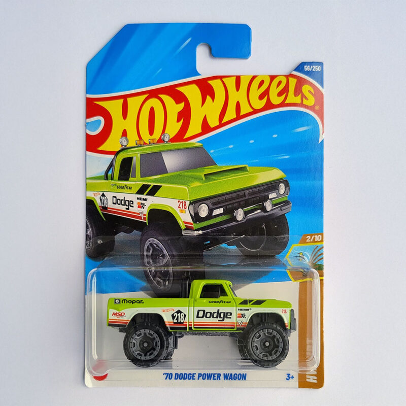 Hot Wheels '70 Dodge Power Wagon 2025 de la serie HW Dirt, vehículo casting de camioneta pickup clásica en color verde lima con suspensión elevada.