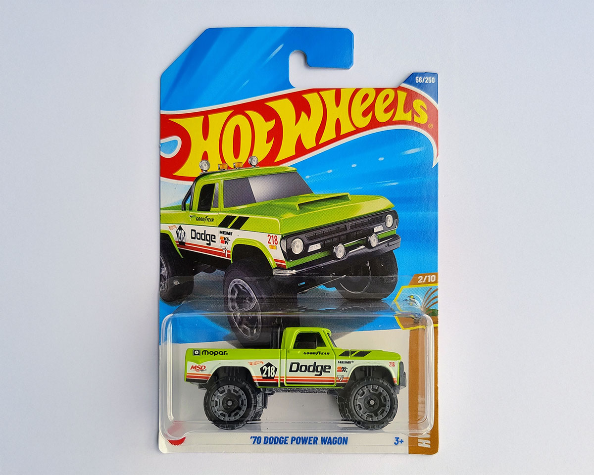 Hot Wheels '70 Dodge Power Wagon 2025 de la serie HW Dirt, vehículo casting de camioneta pickup clásica en color verde lima con suspensión elevada.
