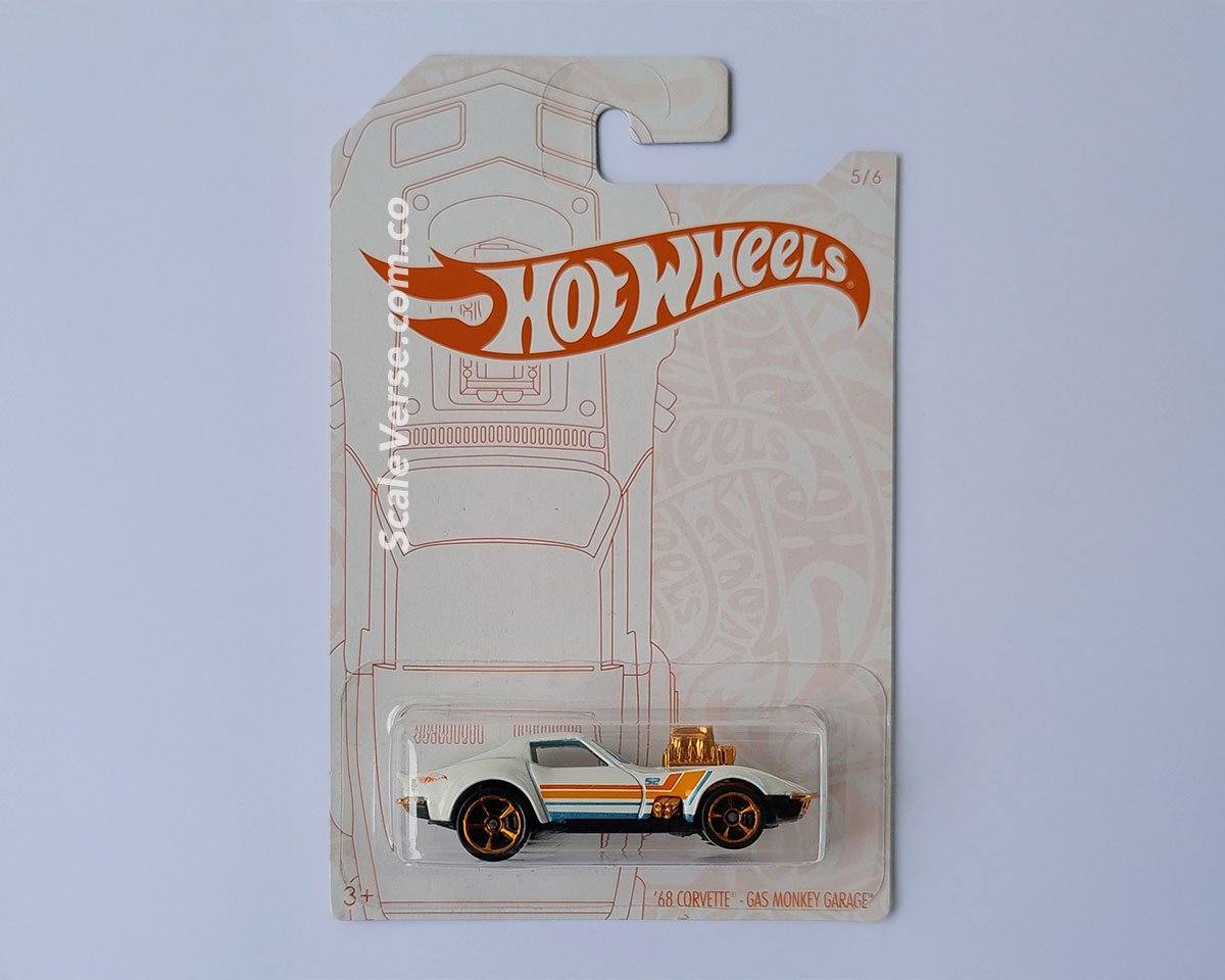 Hot Wheels ´68 Corvette Gas Monkey Garage 2020 de la serie Pearl and Chrome, vehículo casting en color blanco perla con detalles cromados.