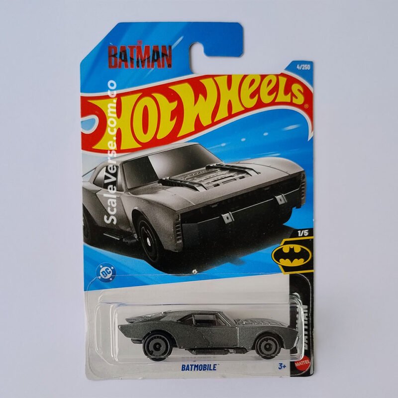 Hot Wheels Batmobile 2026 de la serie Batman, vehículo casting blindado en acabado gris oscuro metalizado.