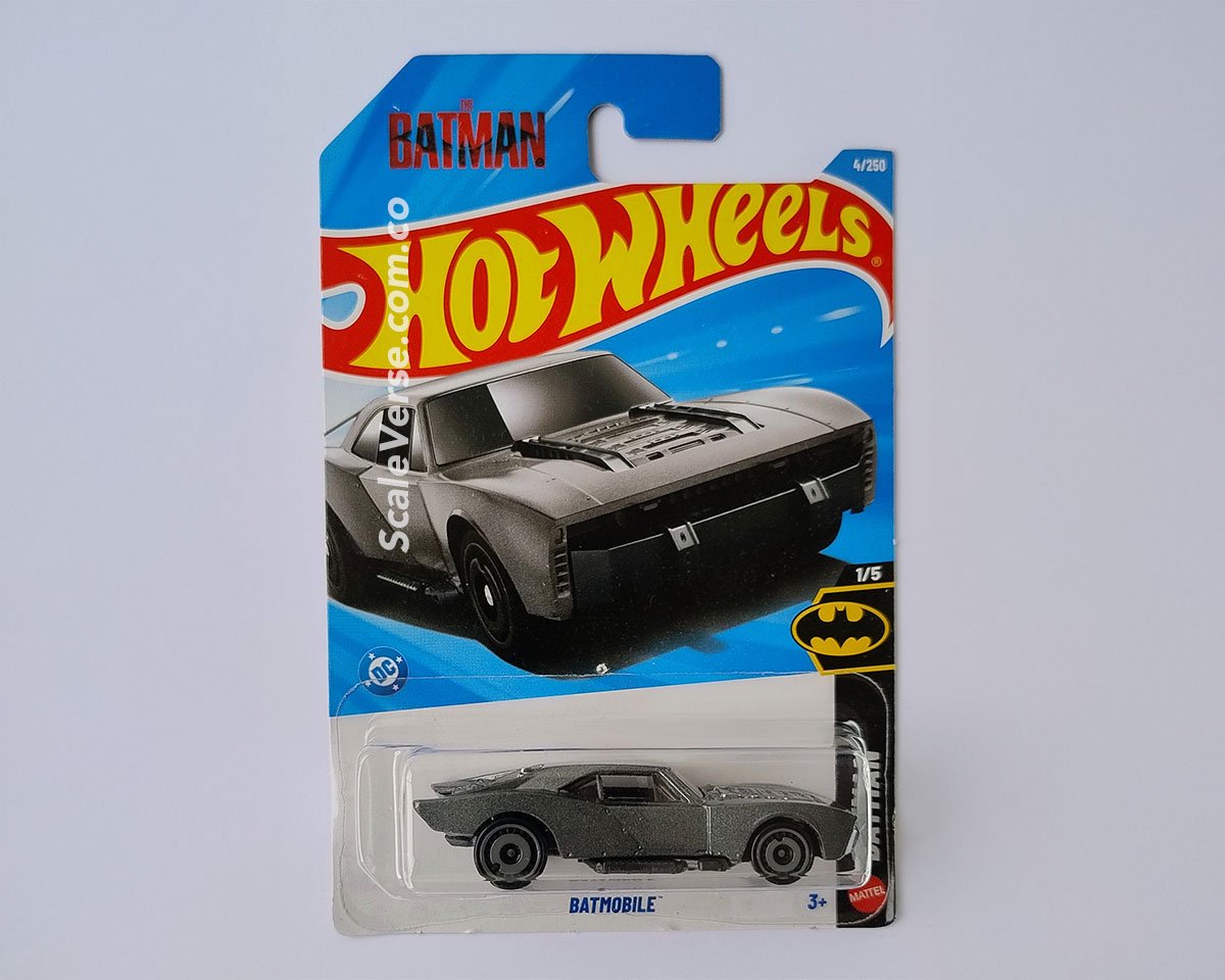 Hot Wheels Batmobile 2026 de la serie Batman, vehículo casting blindado en acabado gris oscuro metalizado.